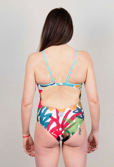Vista trasera del bañador Halyna Sport con espalda abierta y tirantes cruzados, estampado vibrante perfecto para uso deportivo y de outlet.